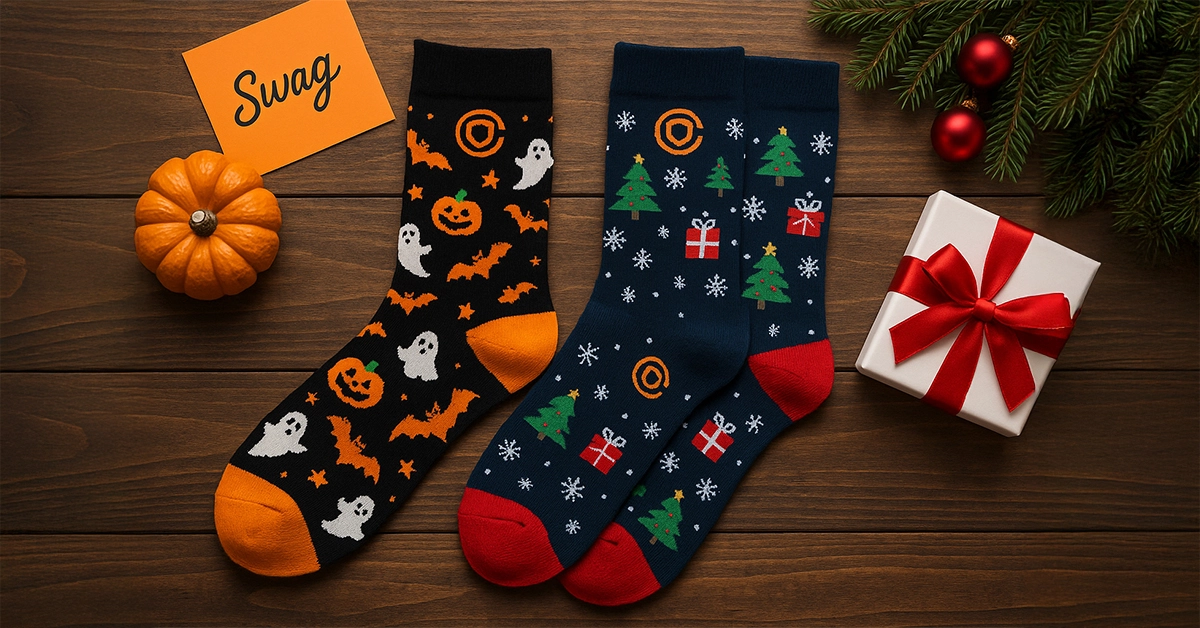 Il n’est jamais trop tard pour offrir un cadeau d’entreprise unique : les chaussettes personnalisées aux couleurs d’Halloween et de Noël